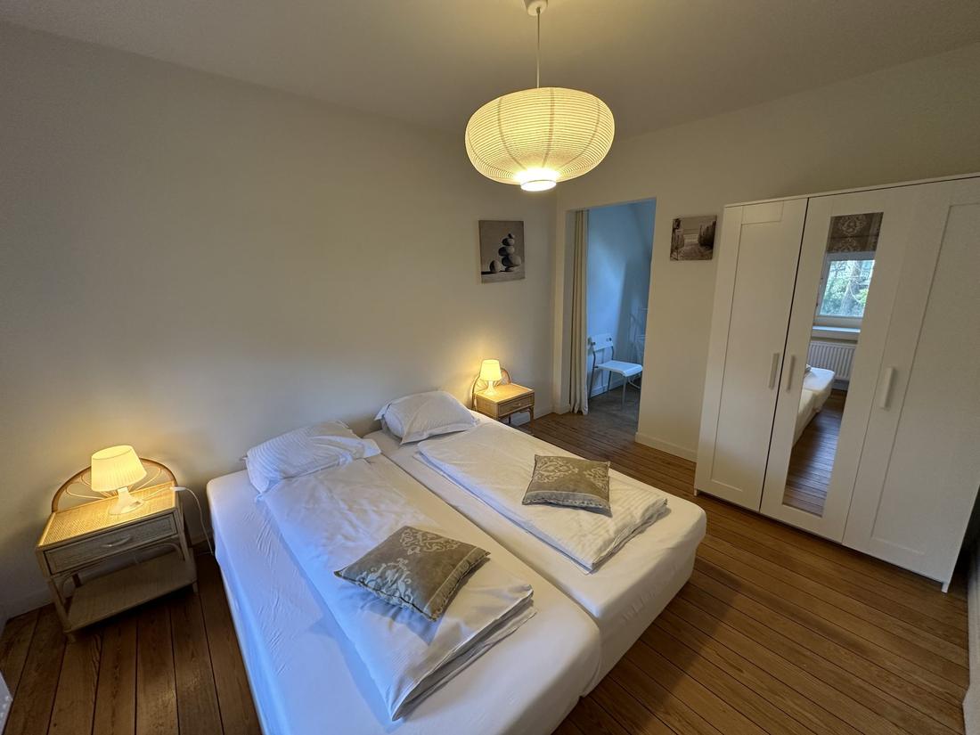 Slaapkamer 1, met een inbouwkast en een deur naar de eigen badkamer.